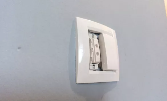 Демонтаж ВЫКЛЮЧАТЕЛЯ