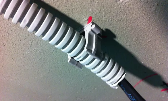 Прокладка ГОФРЫ под скобу (клипсу) - бетон стена