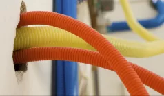 Прокладка ГОФРЫ под скобу (клипсу) - кирпич стена