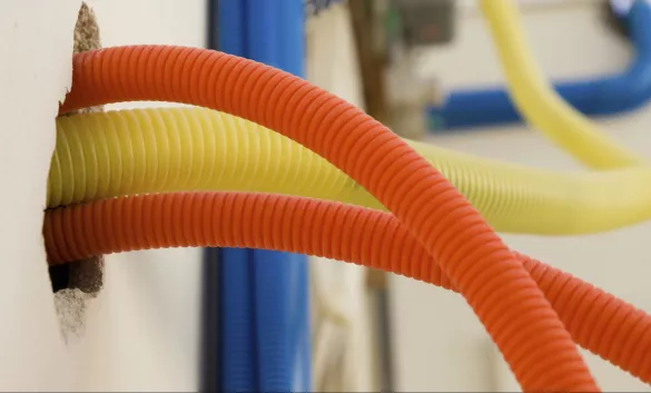 Прокладка ГОФРЫ под скобу (клипсу) - кирпич стена