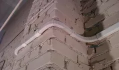 Прокладка КАБЕЛЯ под скобу - кирпич