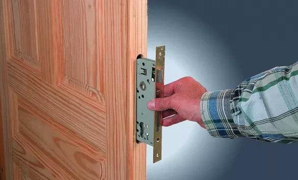 Врезка ЗАМКА (ПРОСТОГО) в деревянную дверь