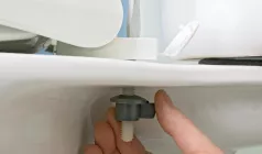 Установка сиденья на унитаз