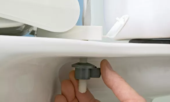 Установка сиденья на унитаз