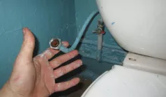 Замена ГИБКОЙ ПОДВОДКИ к унитазу