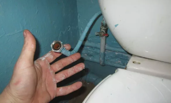 Замена ГИБКОЙ ПОДВОДКИ к унитазу Замена ГИБКОЙ ПОДВОДКИ к унитазу