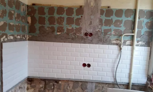 Демонтаж ФАРТУКА под ванной (кирпич, плитка) (без выноса)