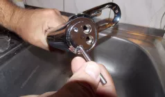 Монтаж СМЕСИТЕЛЯ на раковину/мойку (гибкая подводка)