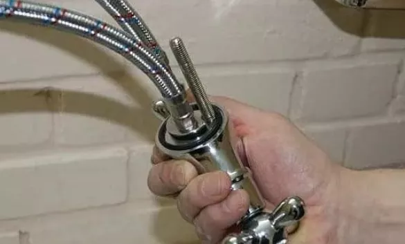 Замена ТРУБНОЙ ПОДВОДКИ к смесителю (Елочка)