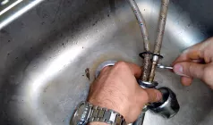 Замена ГИБКОЙ ПОДВОДКИ к смесителю (Елочка)