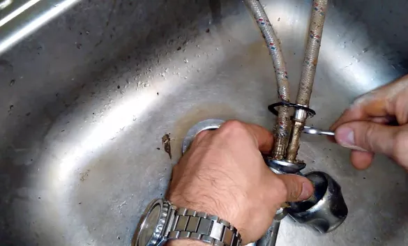 Замена ГИБКОЙ ПОДВОДКИ к смесителю (Елочка)