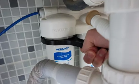 Замена картриджа на фильтре питьевой воды Замена картриджа на фильтре питьевой воды