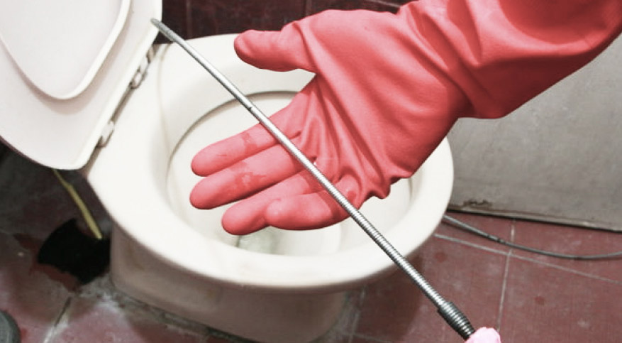 Чистка унитаза сантехническим тросом
