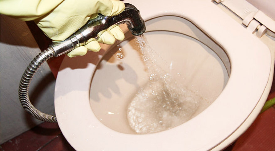 Чистка унитаза водой из шланга