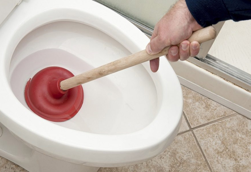 Чистка унитаза вантузом