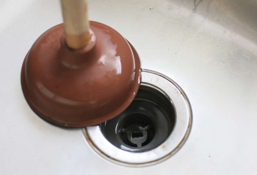 Устранение засора в раковине с помощью вантуза